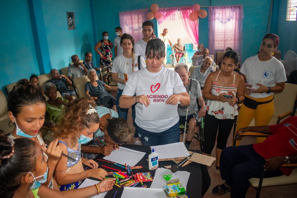 Aventura cartonera participa en Regalando Alegrías en el hogar del adulto mayor Chung Wah de San Miguel