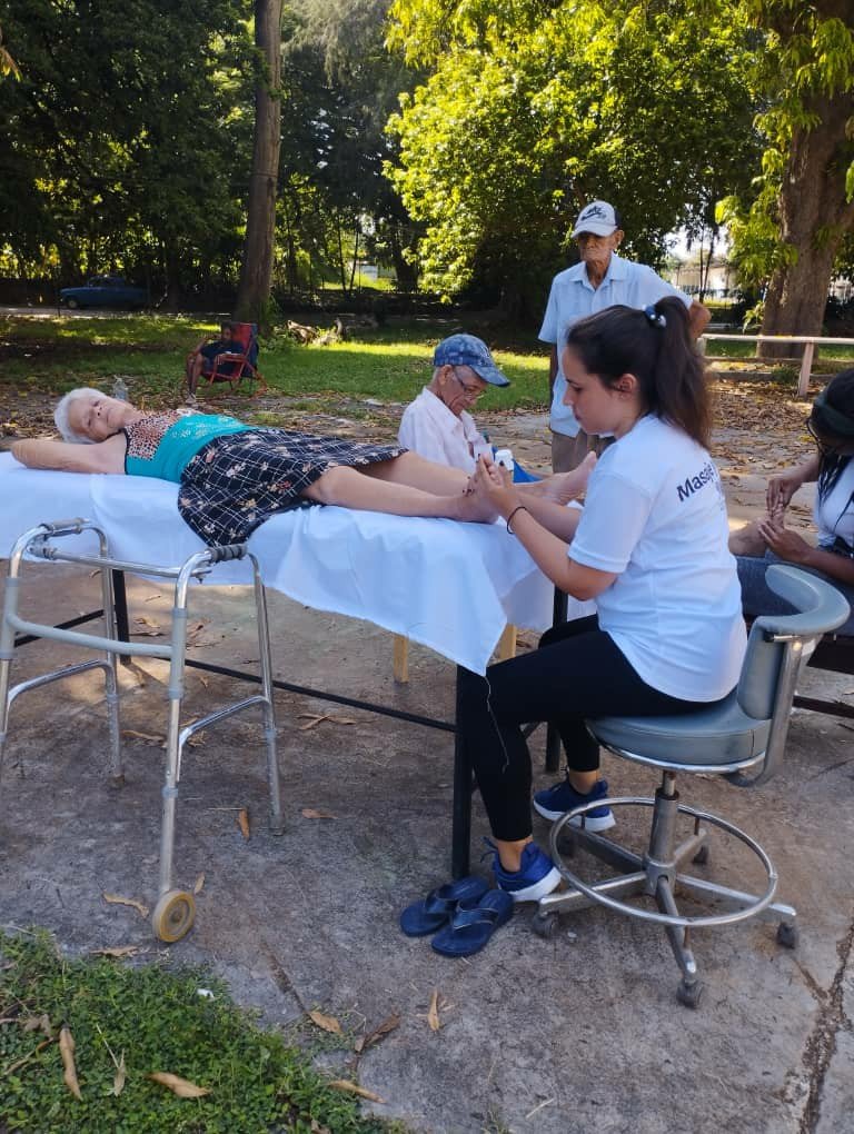 Centro Holístico D´Marie Regalando Alegrías en el hogar del adulto mayor Lazo de la Vega de La Lisa