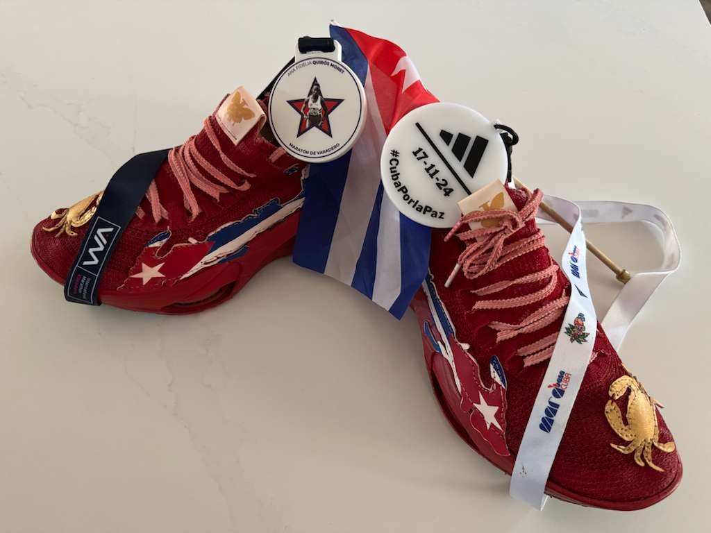Tenis de Adrián Pérez Martínez para el marahabana diseñados por Izzy Benavidez